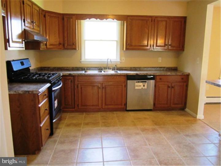 5 Tippet Court Reading, PA 19607 - Photo 3 of 19 Kitchen