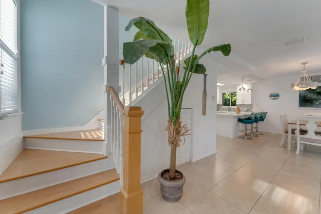 a view of entryway with livingroom