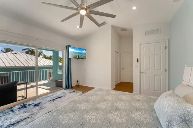 a view of entryway with livingroom