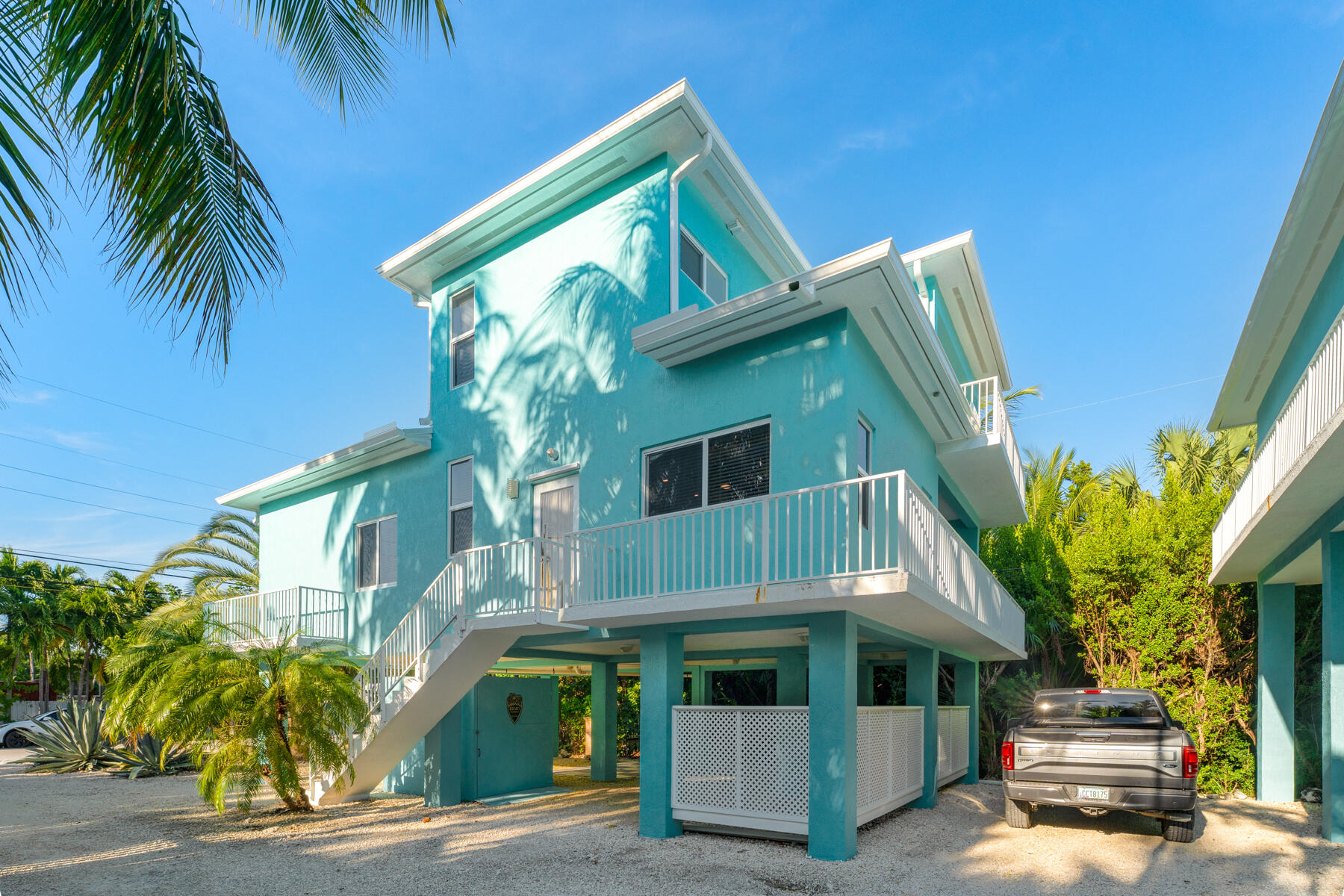 189 Carroll Street Islamorada, FL 33036 - Photo 5 of 37 a front view of a house with balcony