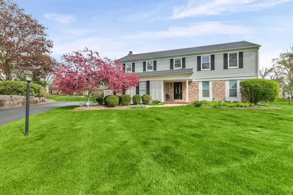$700,000 | 995 Georgetowne Lane, Barrington, IL 60010