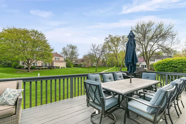 $700,000 | 995 Georgetowne Lane, Barrington, IL 60010