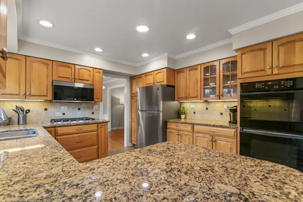 $700,000 | 995 Georgetowne Lane, Barrington, IL 60010