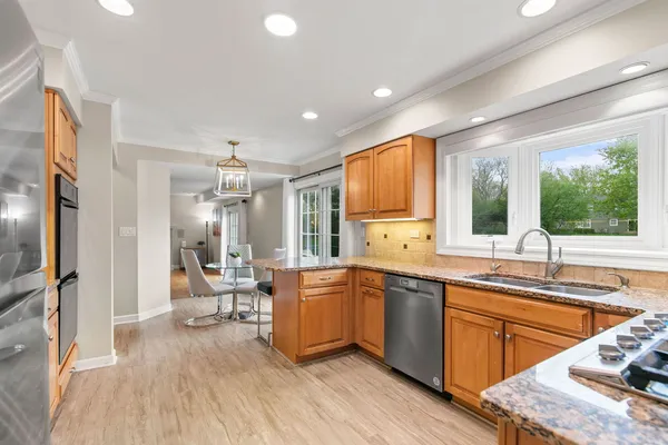 $700,000 | 995 Georgetowne Lane, Barrington, IL 60010