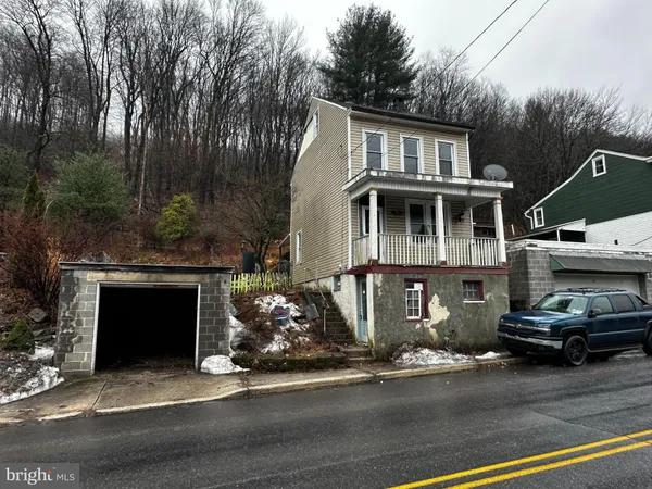 a view of a car park in front of house