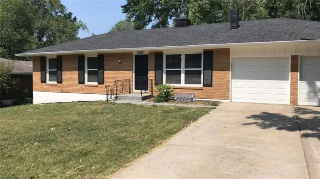 $575,000 | 18904 East Arrowhead Drive, Independence, MO 64056