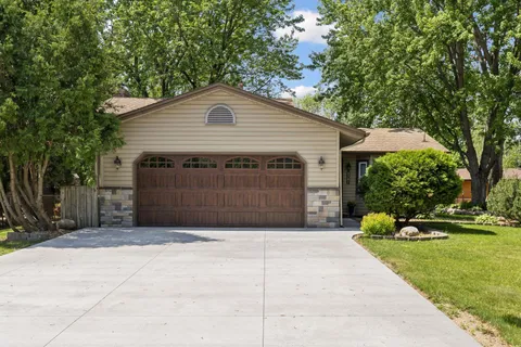 $425,000 | 9791 Ives Lane North, Maple Grove, MN 55369