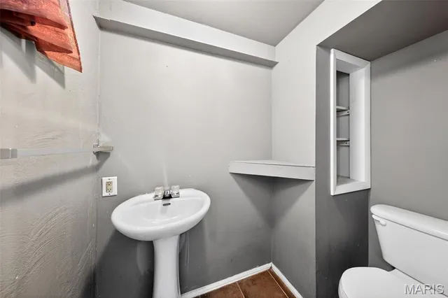 $250,000 | 2042 Shoreham Drive, Florissant, MO 63033