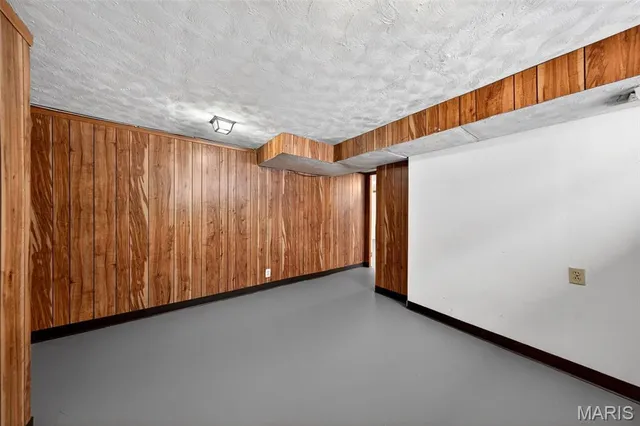 $250,000 | 2042 Shoreham Drive, Florissant, MO 63033