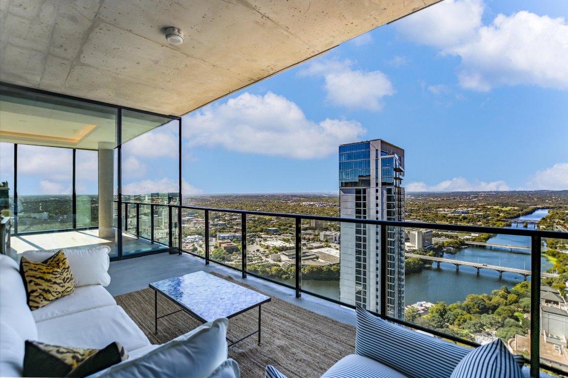 610 Davis Street, Unit 4603 Austin, TX 78701 - Photo 29 of 38 a balcony with furniture and city view