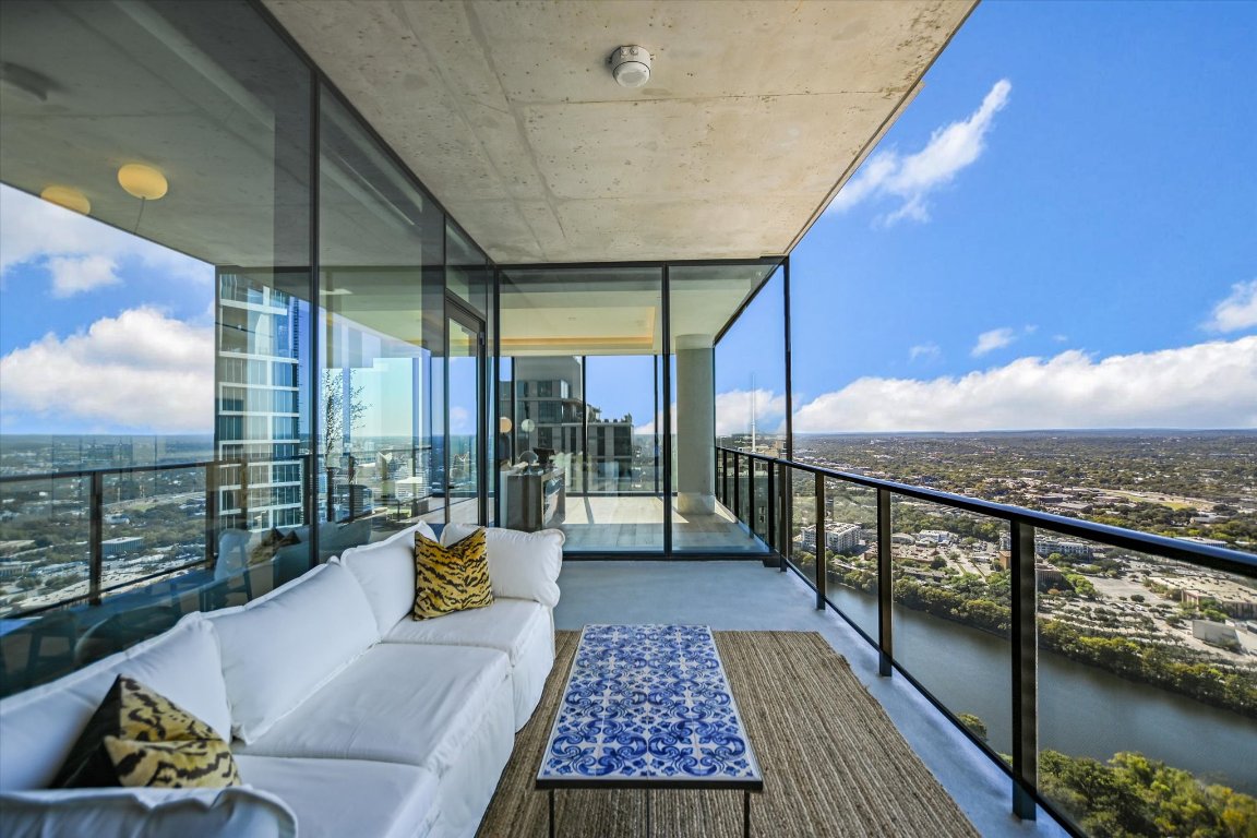 610 Davis Street, Unit 4603 Austin, TX 78701 - Photo 31 of 38 a balcony with furniture