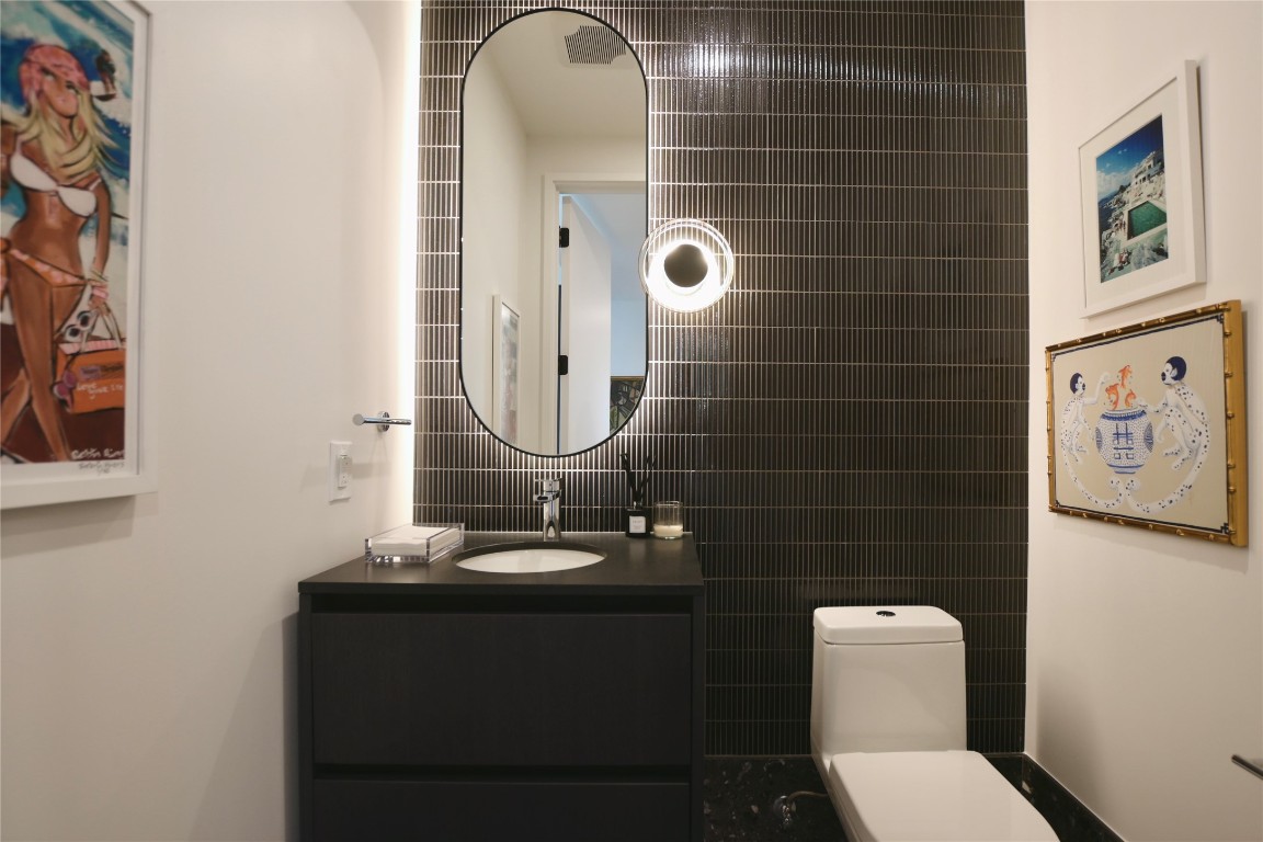 610 Davis Street, Unit 4603 Austin, TX 78701 - Photo 32 of 38 a bathroom with a sink a toilet and shower