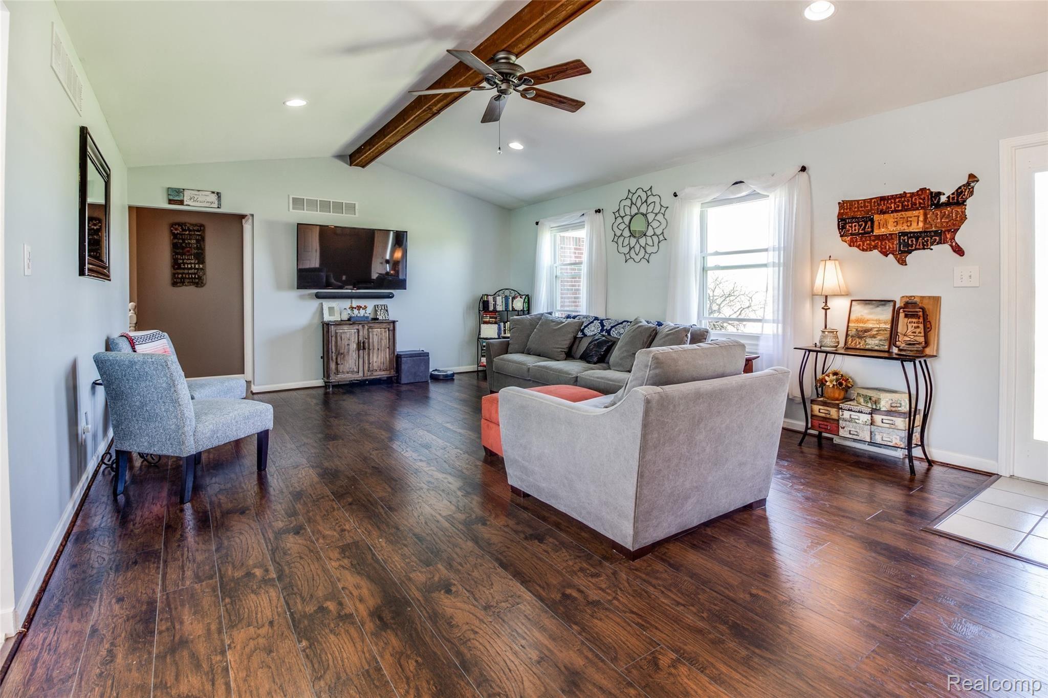 600 Miller Road Memphis, MI 48041 - Photo 3 of 29 Livingroom (2 of 4).jpg