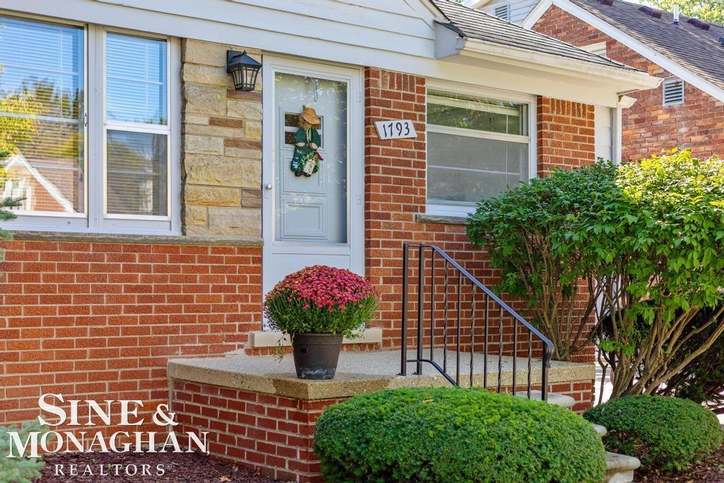 1793 Roslyn Road Grosse Pointe, MI 48236 - Photo 2 of 44 50199142-C4D4ACCA-E6C3-4DBE-9560-137609F00584.JPG