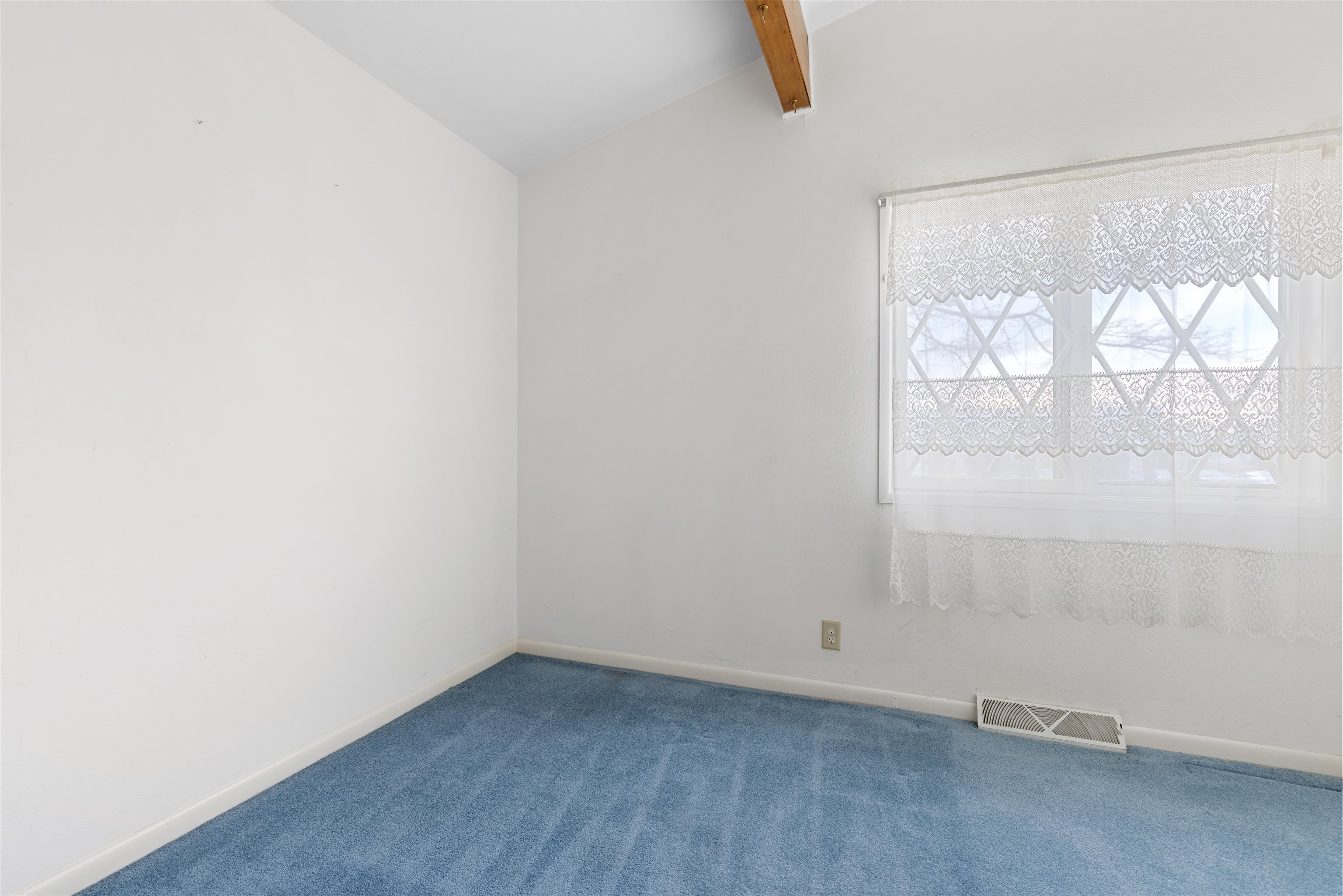 2116 South Alpine Road Rockford, IL 61108 - Photo 8 of 16 an empty room with a window