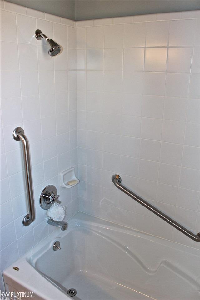 1796 Mackwood Road Rochester, MI 48307 - Photo 41 of 57 31317518-40.JPG