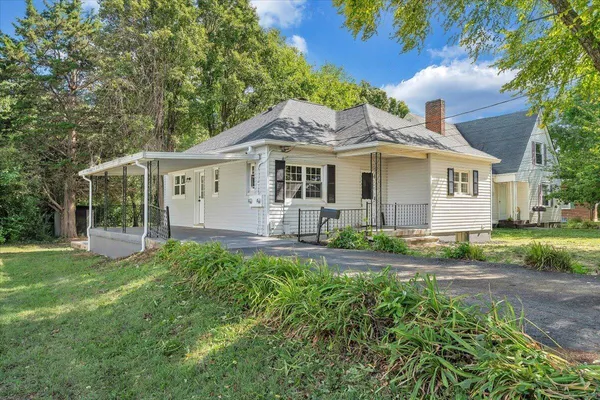 $249,000 | 323 Whittaker Avenue Northeast, Roanoke, VA 24012