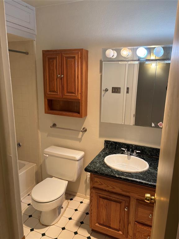 2708 Runningbrook Lane Dallas, TX 75228 - Photo 10 of 23 shared bath