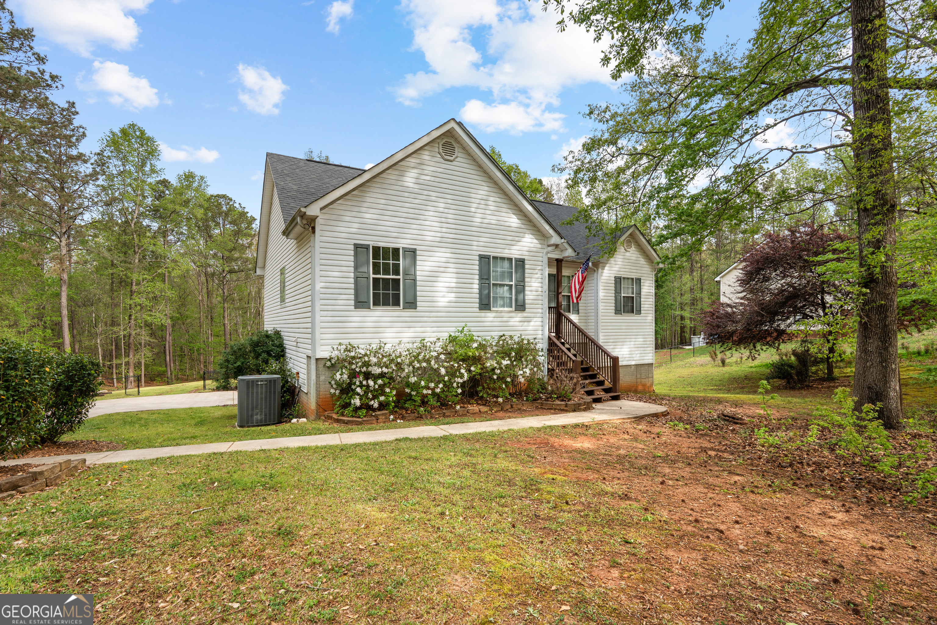 35 South Robin Lane Newnan, GA 30263 - Photo 2 of 50 a front view of house with yard and green space