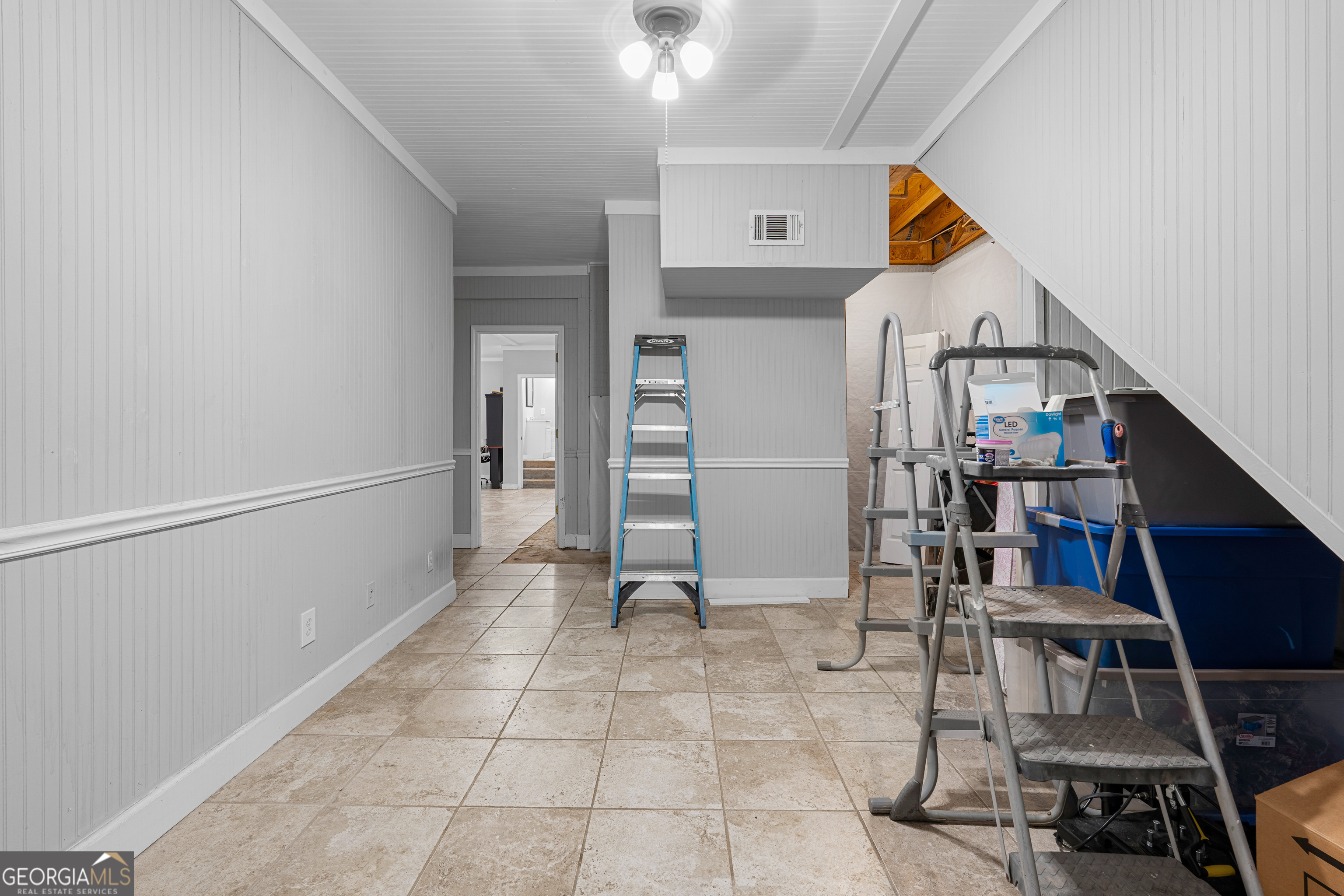 35 South Robin Lane Newnan, GA 30263 - Photo 34 of 50 a view of entryway and hall
