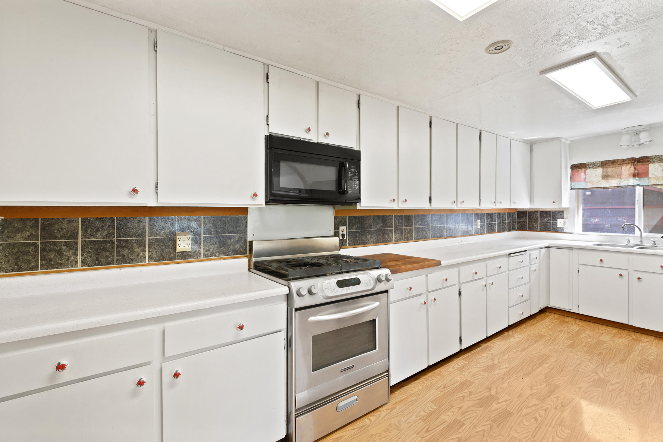 2488 Leonard Road Grants Pass, OR 97527 - Photo 14 of 37 Kitchen