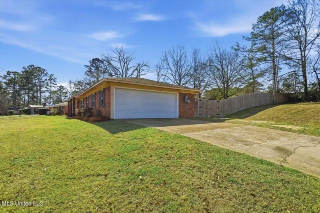$247,500 | 100 Rollingwood Drive, Brandon, MS 39042