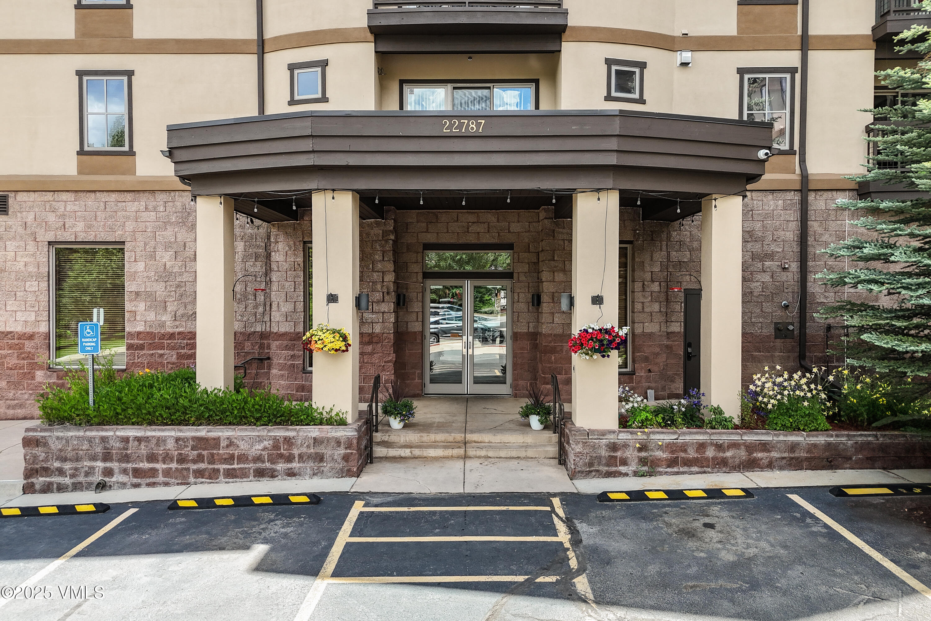 22787 Highway 6, Unit 207 Dillon, CO 80435 - Photo 3 of 44 a front view of a house