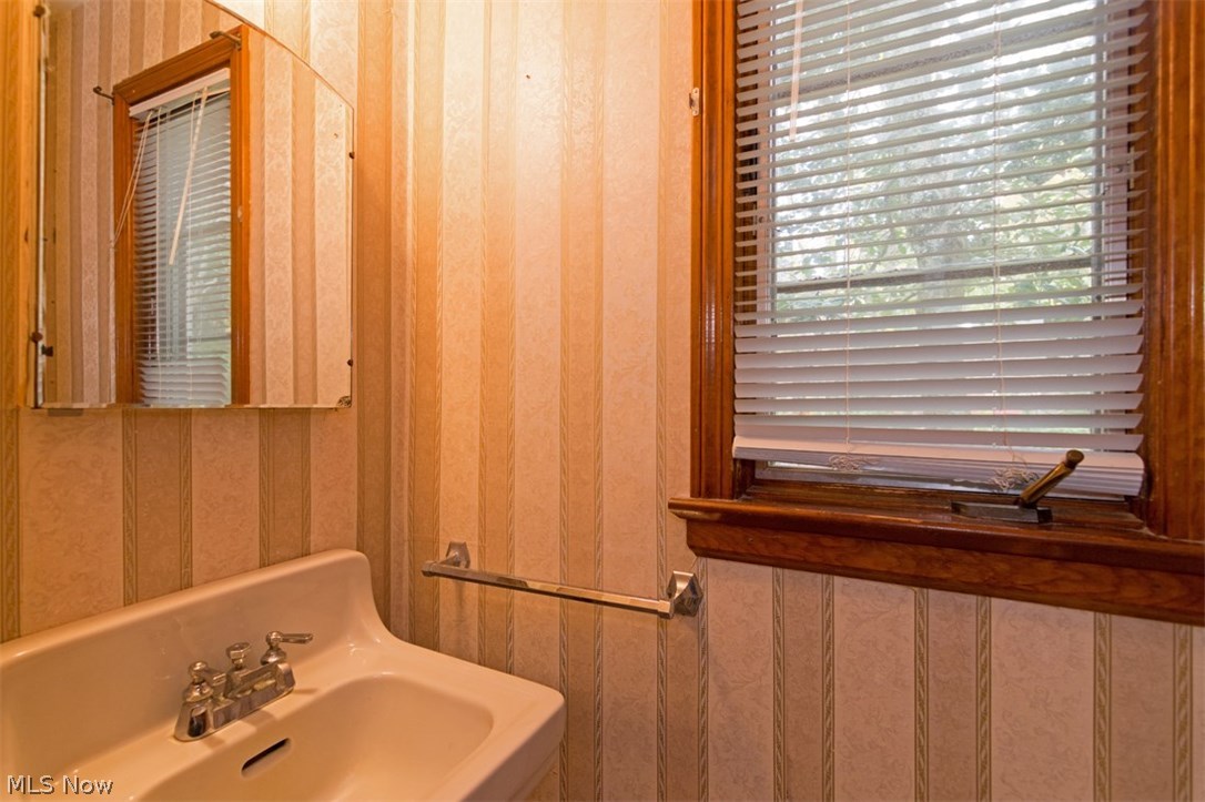 30200 Smithfield Road Chagrin Falls, OH 44022 - Photo 21 of 27 The first floor half bathroom.