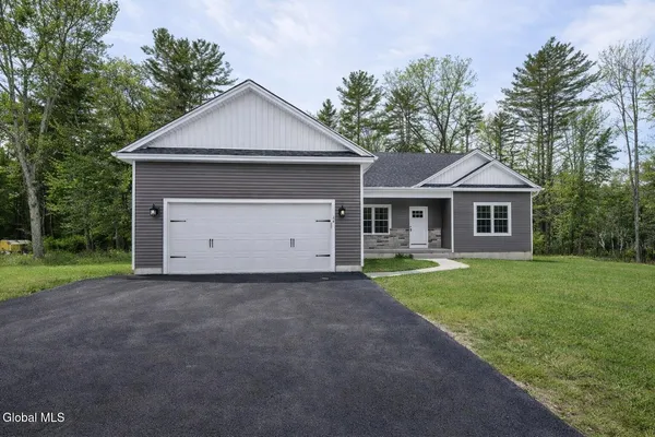$529,900 | 6 Wolfe Road, Queensbury, NY 12804