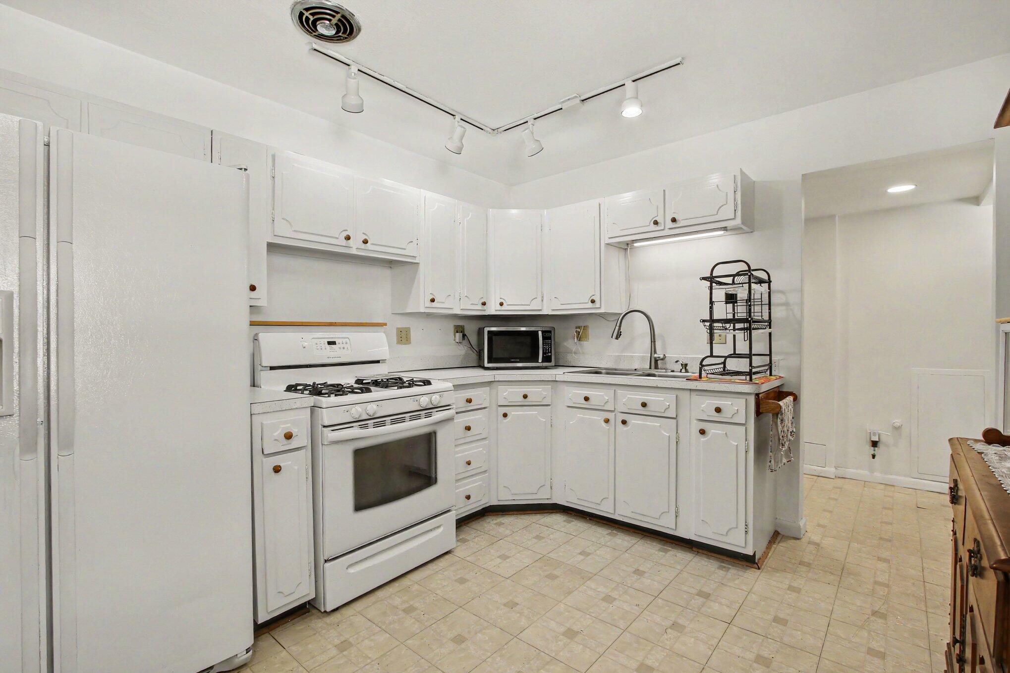8016 Gordon Place Highland, IN 46322 - Photo 11 of 28 2038x1359