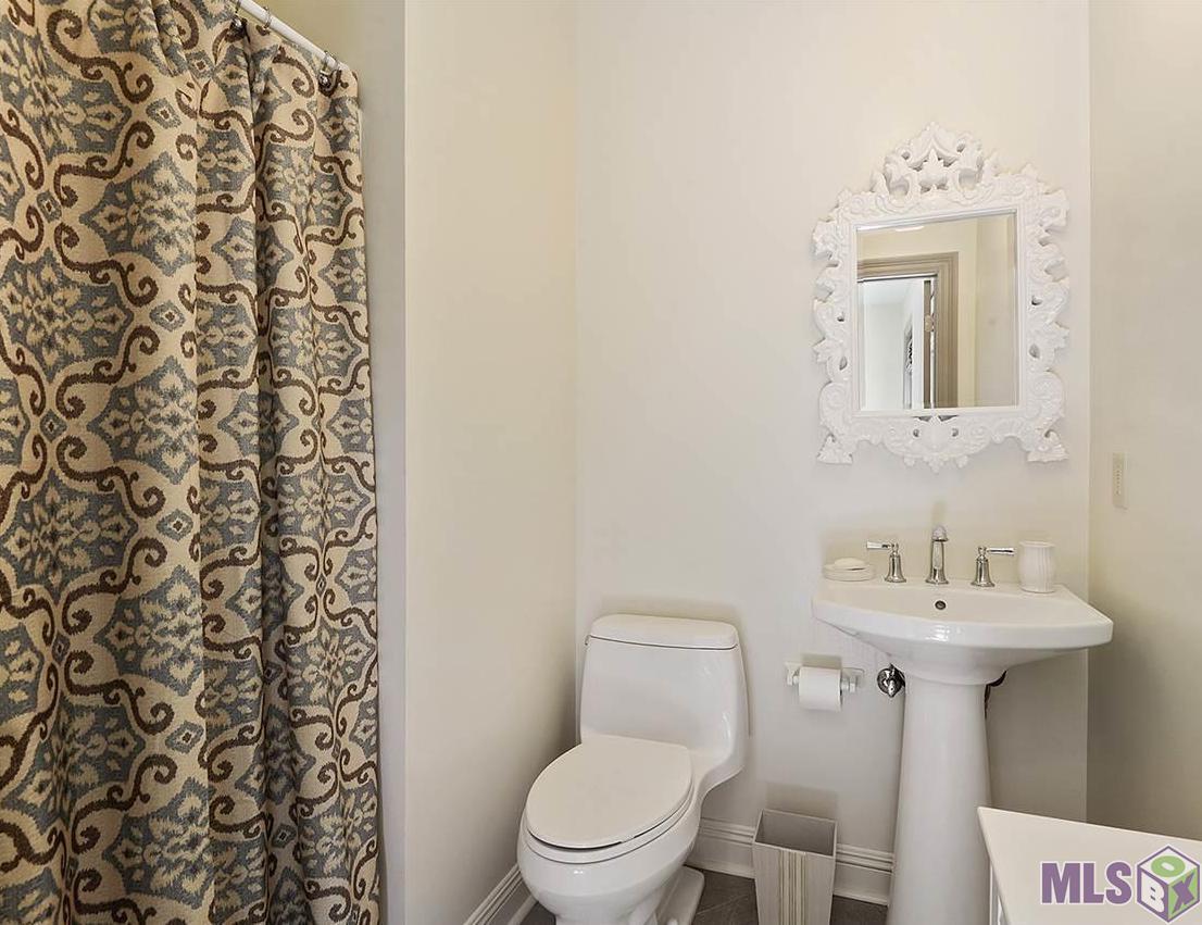 856 Moore Street Baton Rouge, LA 70806 - Photo 19 of 24 Guest Suite Bathroom