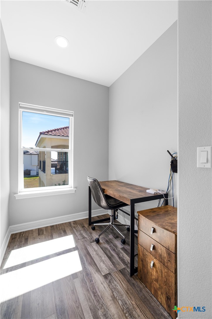 559 West Lago Loop Road Port O'Connor, TX 77982 - Photo 26 of 44 a room with furniture and a window