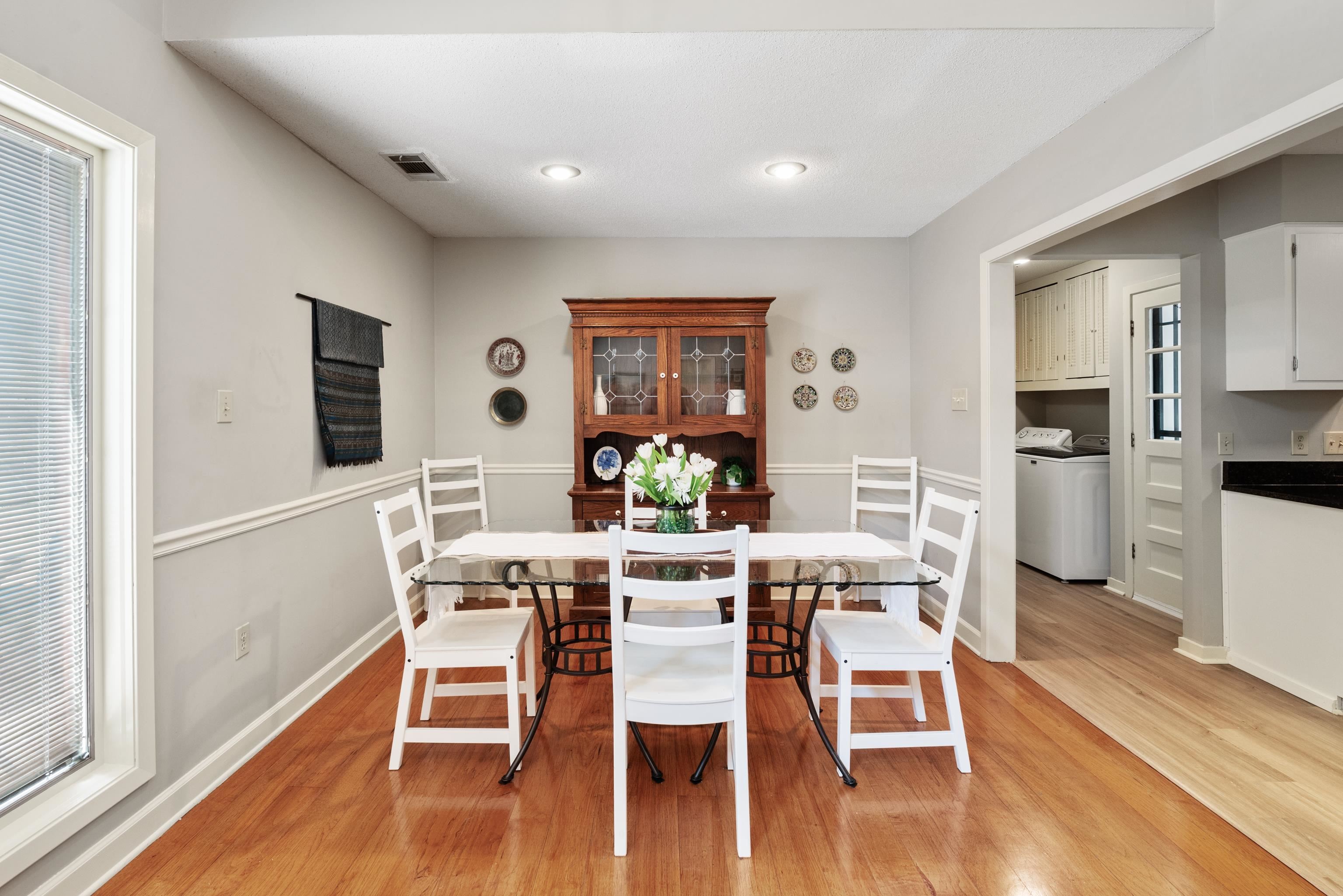 7207 Deerfield Road Bartlett, TN 38135 - Photo 30 of 37 Dining area at one end of sunroom across from kitchen.