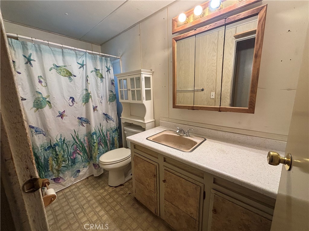 567 East Lassen, Unit 206 Chico, CA 95973 - Photo 21 of 28 Guest Bath w tub/shower