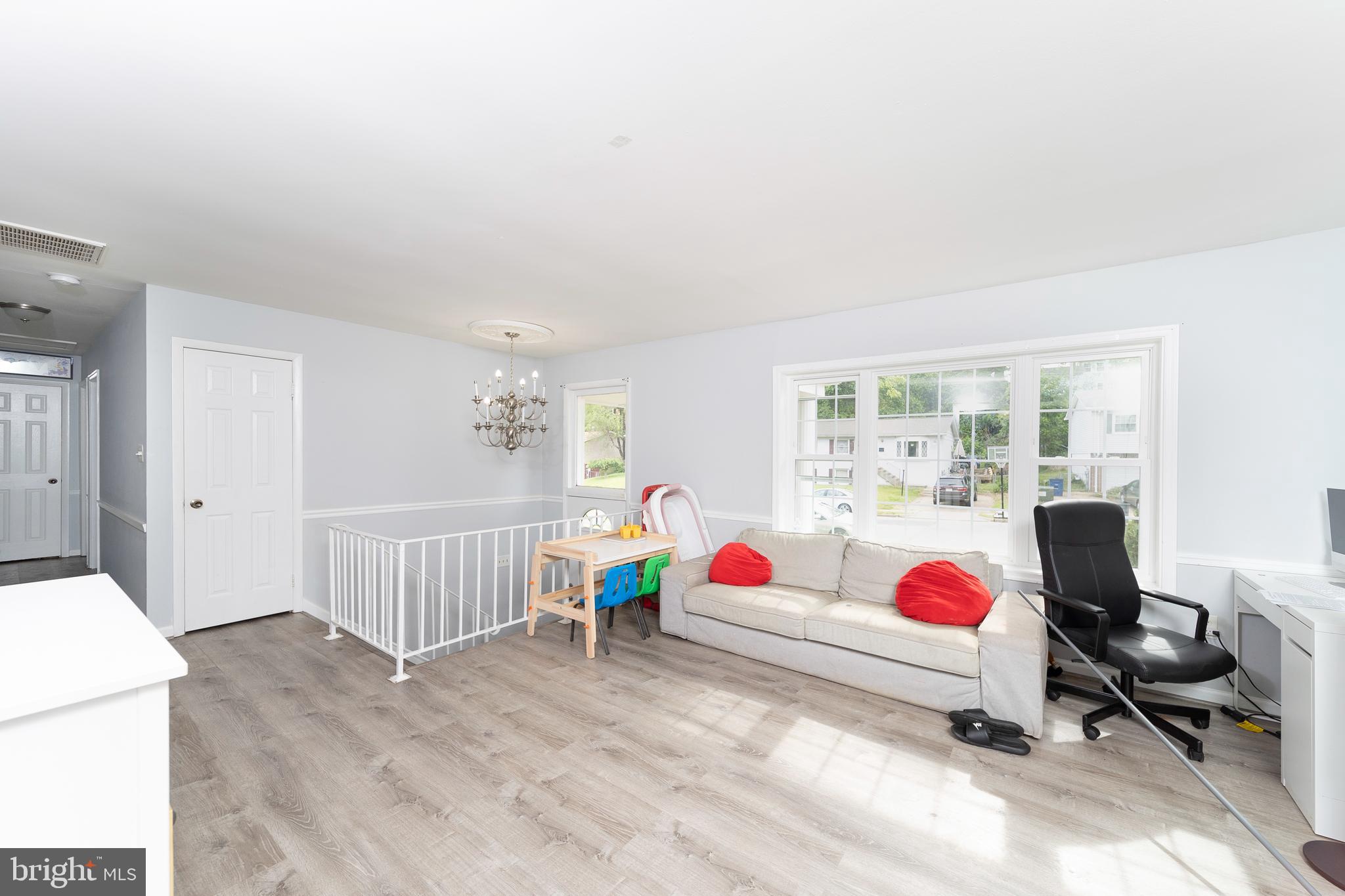 13807 Gilbert Road Woodbridge, VA 22193 - Photo 5 of 44 Living Room