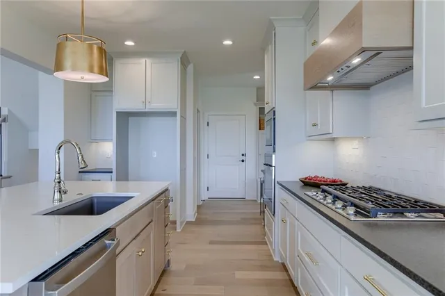 $900,525 | 2432 West 177th Street, Overland Park, KS 66085