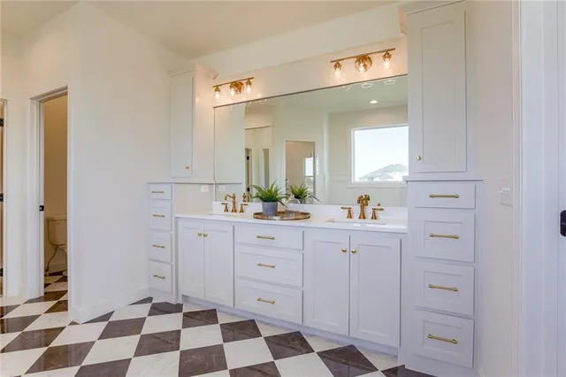 $900,525 | 2432 West 177th Street, Overland Park, KS 66085