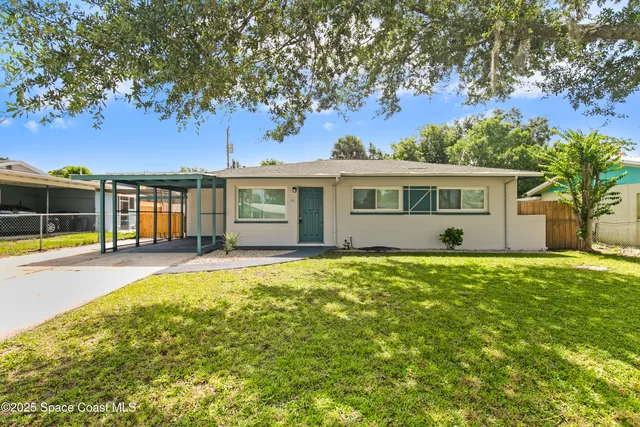 a view of a house with a backyard