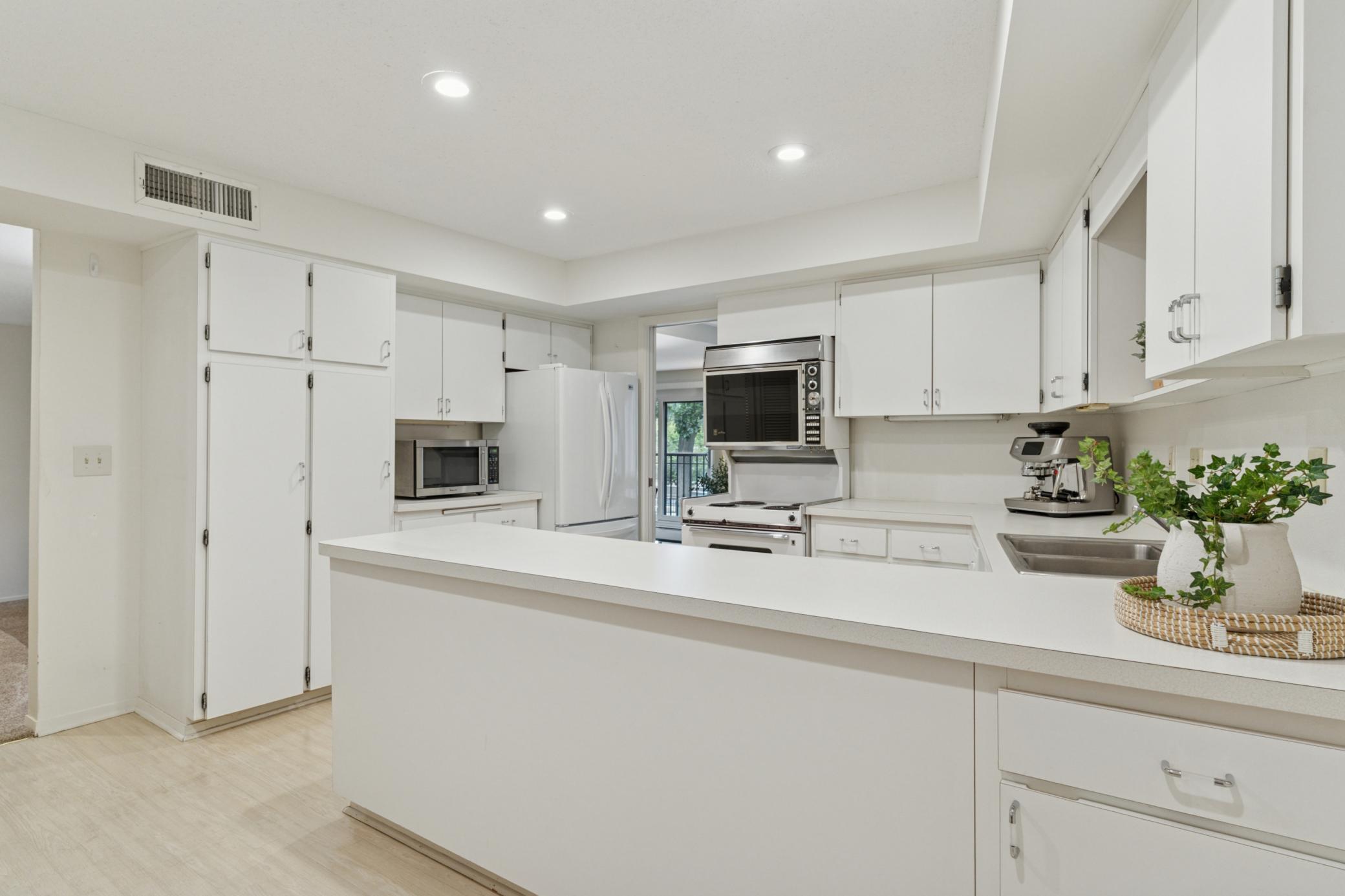 3412 Oak Ridge Road, Unit 211 Hopkins, MN 55305 - Photo 13 of 41