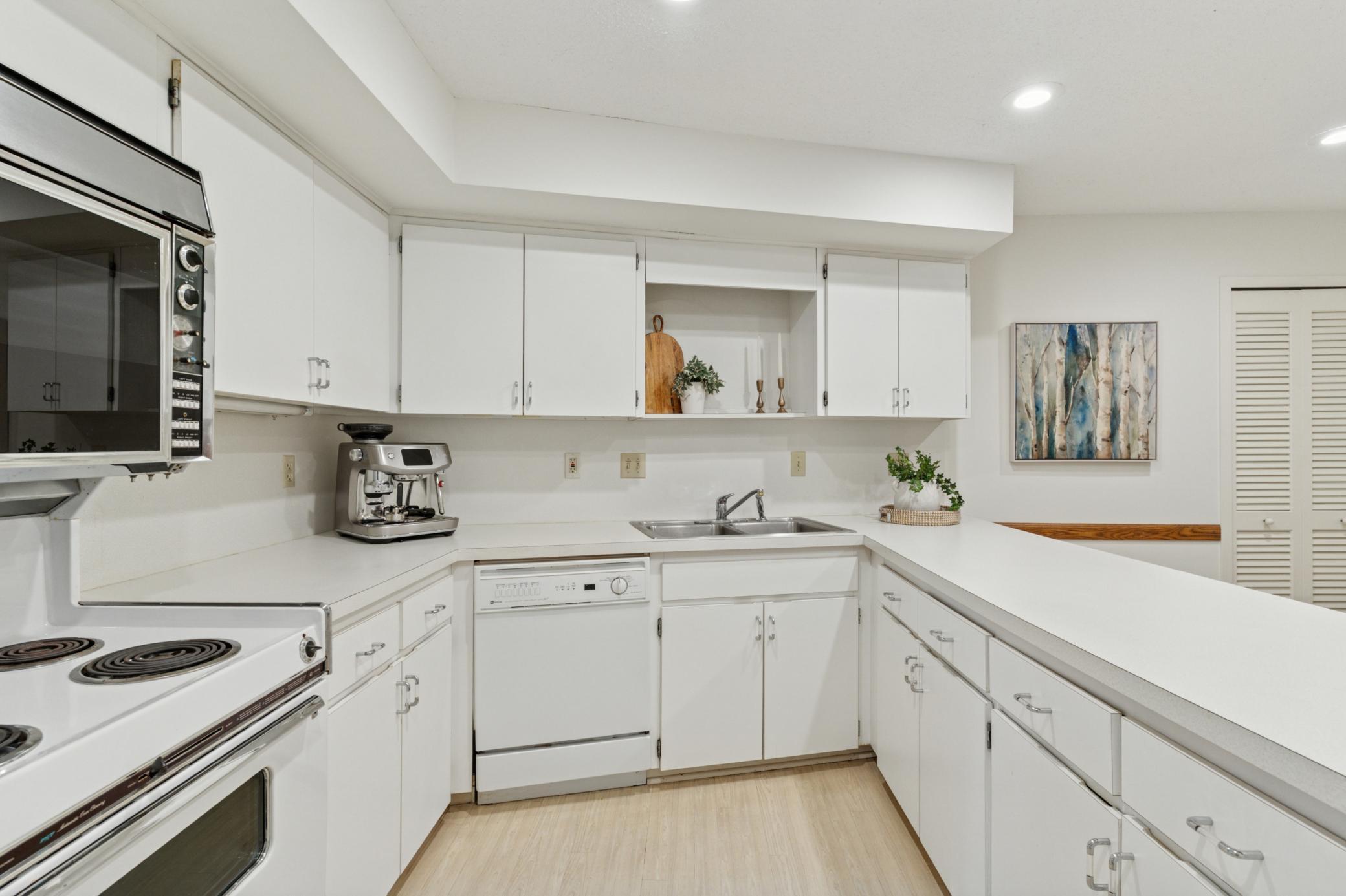 3412 Oak Ridge Road, Unit 211 Hopkins, MN 55305 - Photo 15 of 41