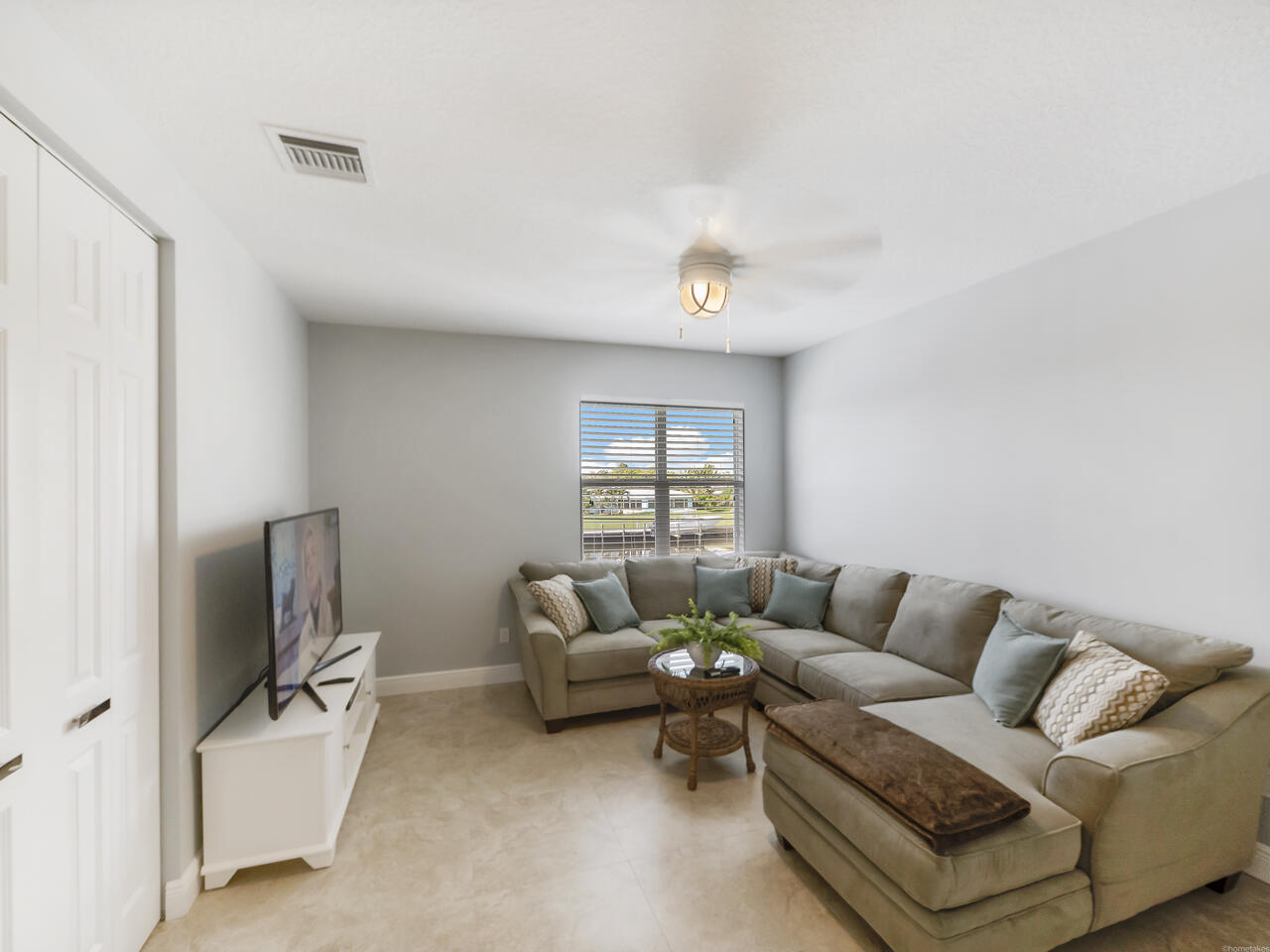 190 Arlington Road West Palm Beach, FL 33405 - Photo 28 of 40 2nd Level Sitting Area