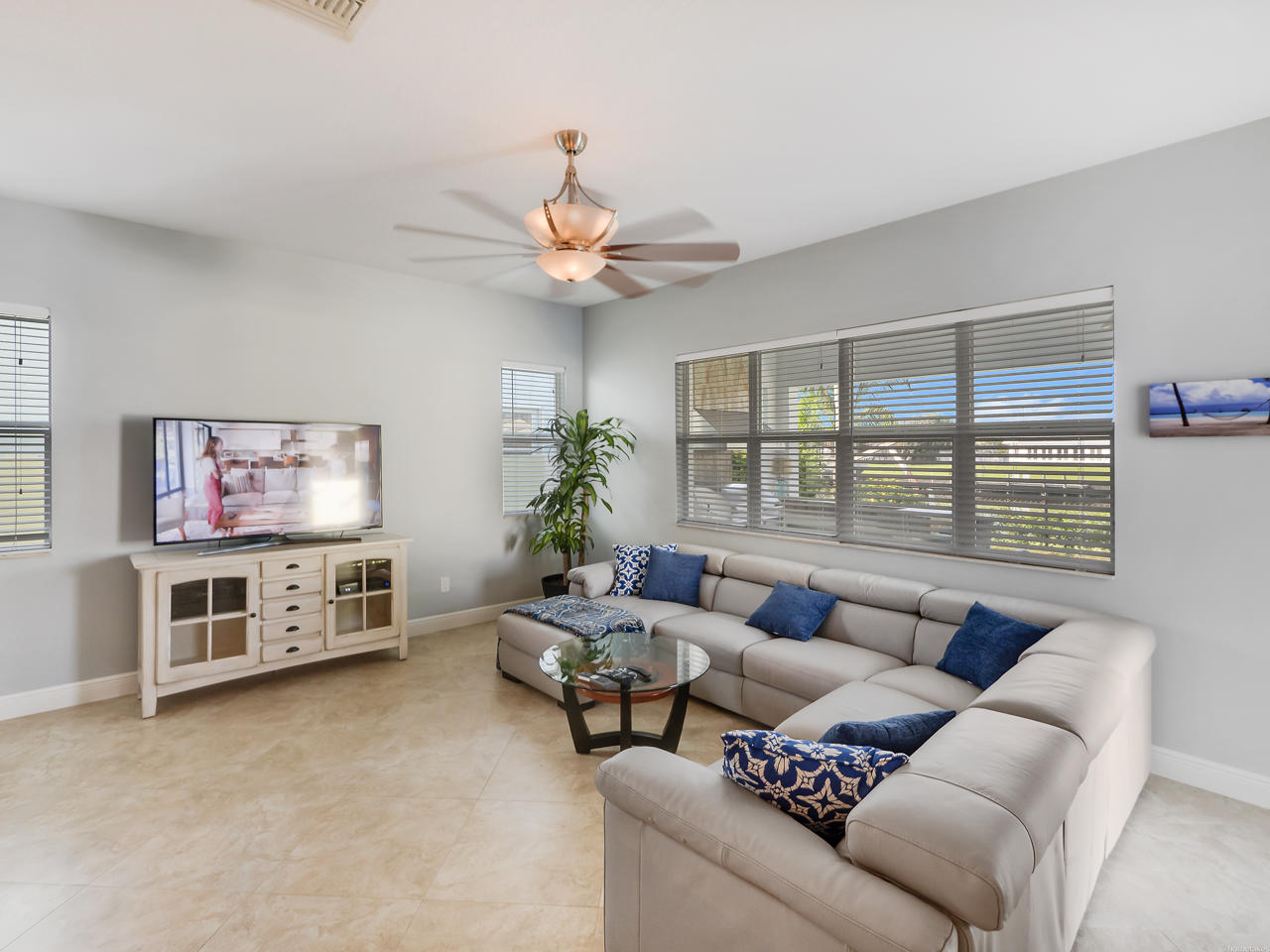 190 Arlington Road West Palm Beach, FL 33405 - Photo 9 of 40 Living Room