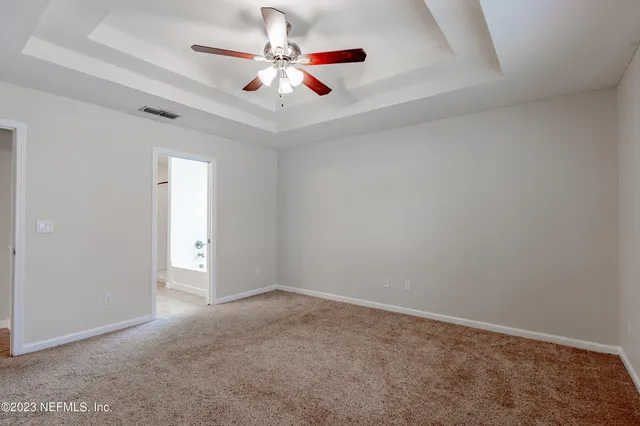 en empty room with ceiling fan