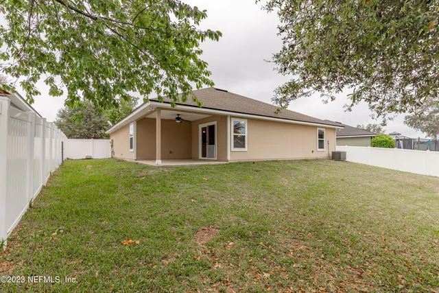 a front view of house with yard and garage