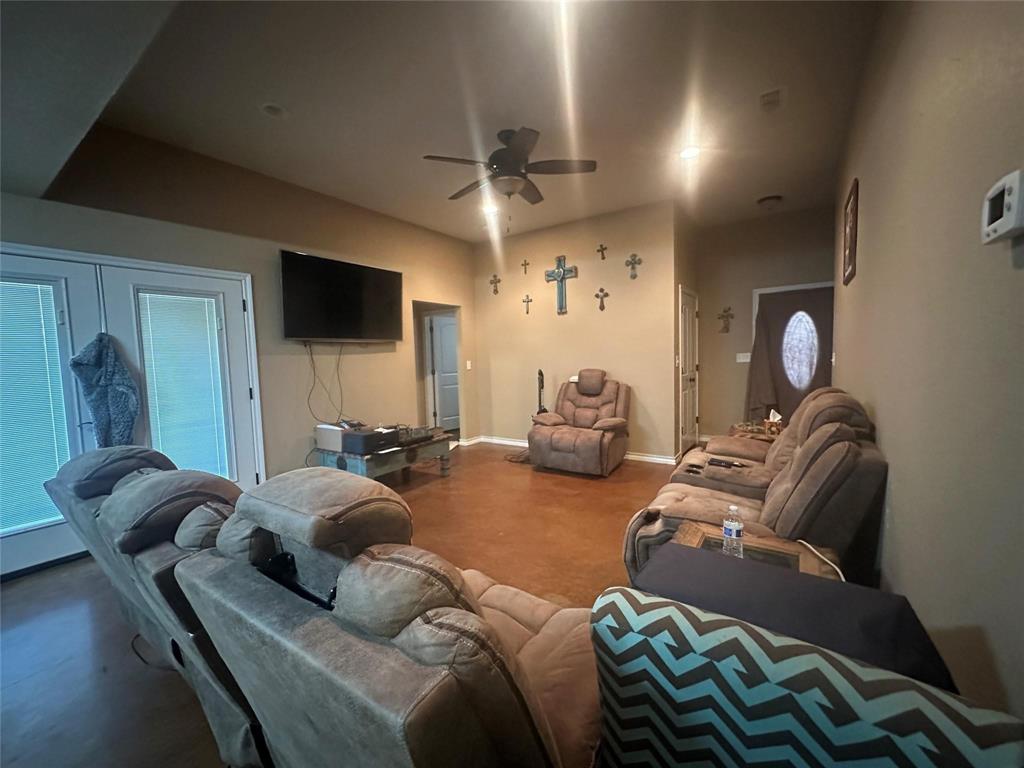 1550 3 Skillet Road Springtown, TX 76082 - Photo 2 of 17 Gallery Image 2