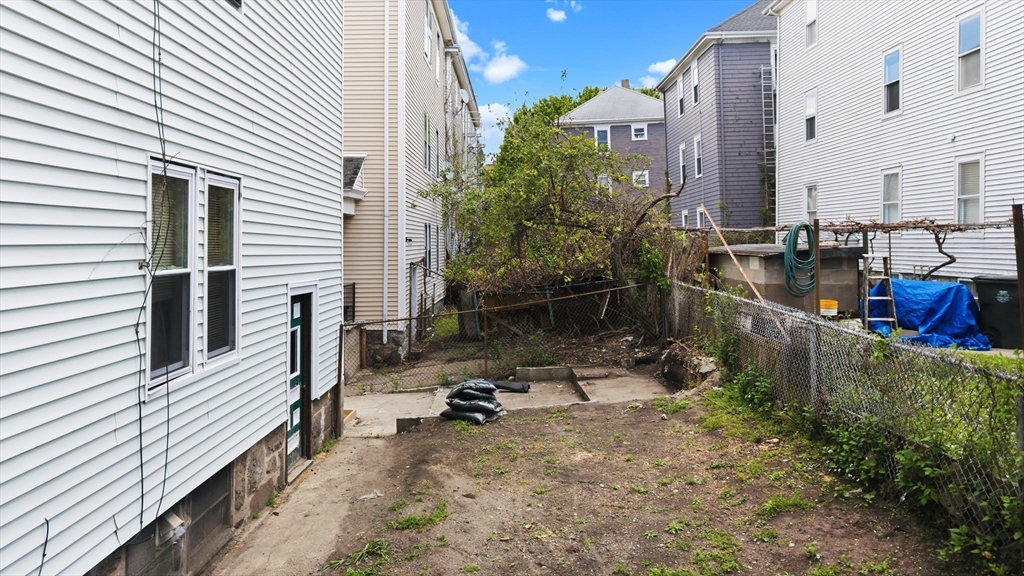 327 William Street Fall River, MA 02721 - Photo 7 of 41