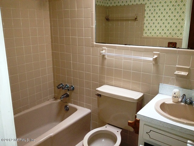 5633 Hickson Road Jacksonville, FL 32207 - Photo 10 of 13 GUEST BATH