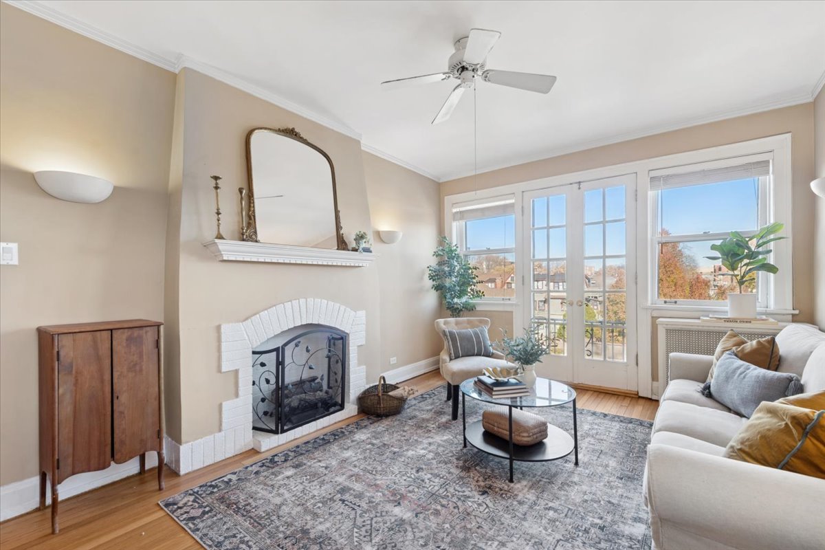 845 Pleasant Street, Unit 3E Oak Park, IL 60302 - Photo 6 of 22 a living room with furniture and a fireplace