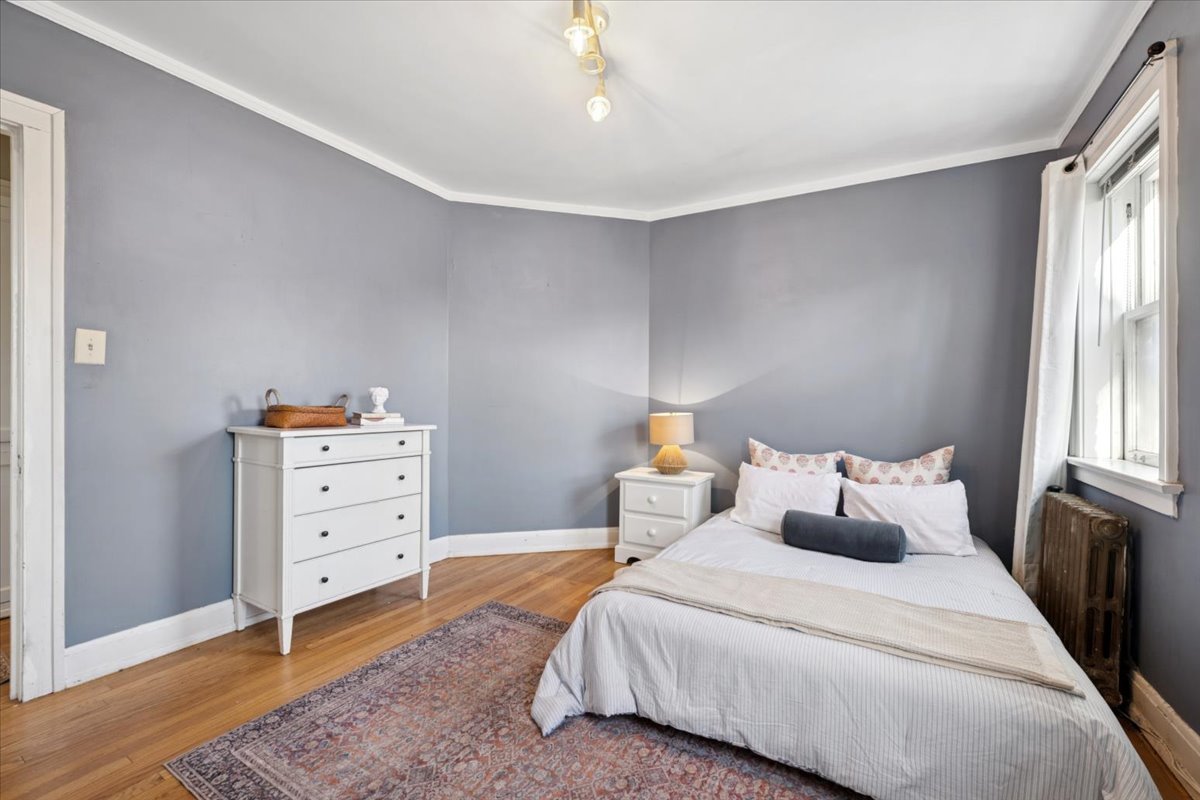 845 Pleasant Street, Unit 3E Oak Park, IL 60302 - Photo 10 of 22 a bedroom with a bed and window