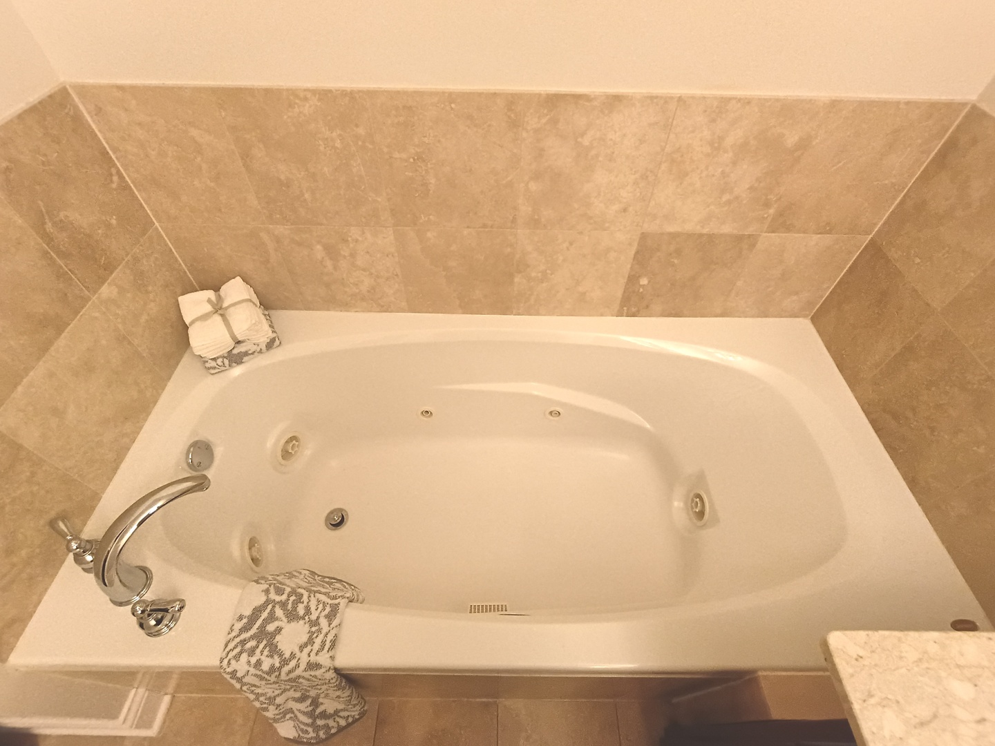 2811 North Bell Avenue, Unit 107 Chicago, IL 60618 - Photo 19 of 37 a bathroom with a bathtub